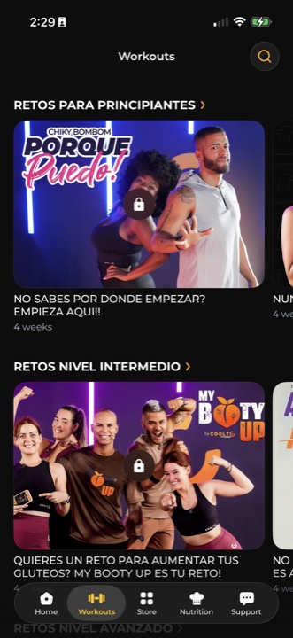 Pantalla de Workouts en la app Coolto Fitness mostrando retos de principiante e intermedio